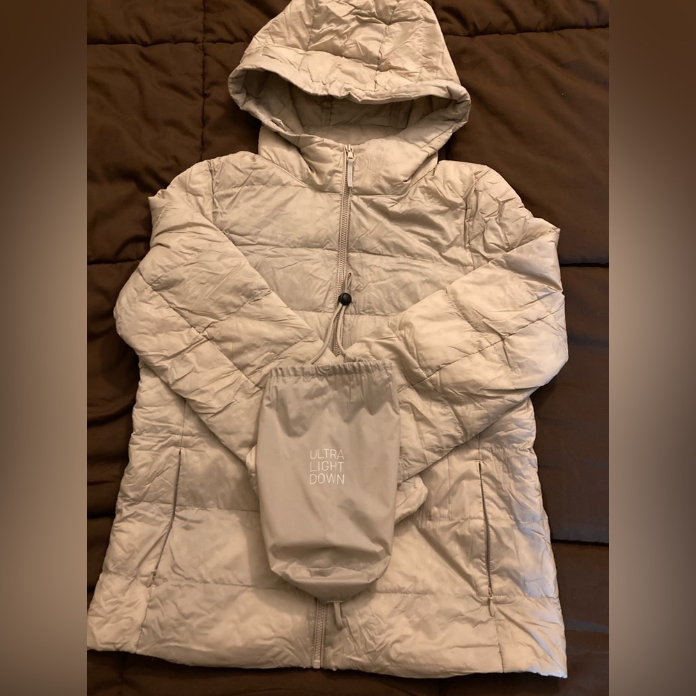 Uniqlo ultra light down puffer jacket. Very light weight. Comes with a pouch.